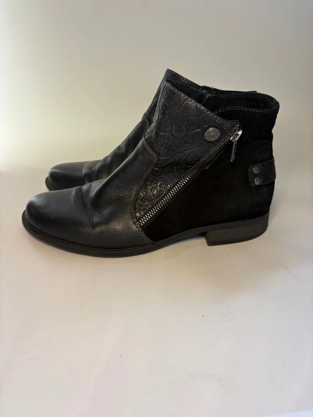 the Earth Origins Navigate Noah Leather & Suede Embossed Ankle Booties Size 9.5 - Picture 4 of 11